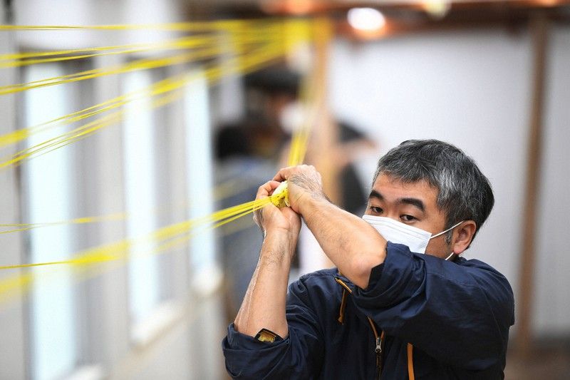 dùng vải tuốt sợi dây đàn lụa dùng vải tuốt sợi dây đàn lụa
